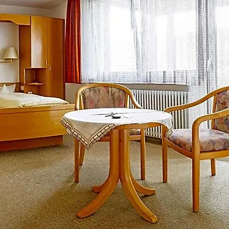 Und Zum Kreuz